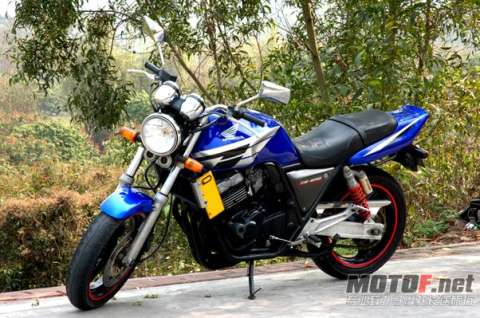 东莞厚街94年CB400 价钱15000 汰合金排气喉 氙气灯