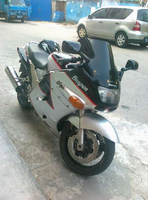 川崎忍者系列97ZZR1100CC             (已出售)