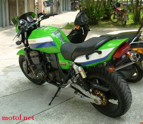 川崎ZRX1200R摩托车