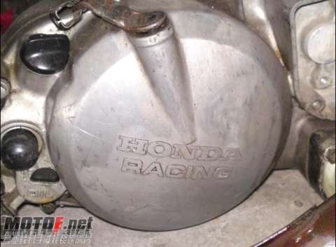 NSR150赛车发动机带排气。