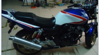 代友出售买不到两个月的一手纯水CB400二代车子所行里程不到1000公里