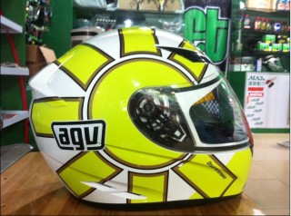 广州南沙出售（AGV）白色歌德头盔。9成新。S码。价格1000.接指甲刀