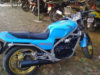 广东恩平15000代友出售VFR750街车一部