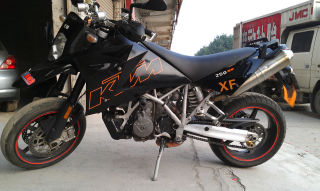 肇庆四会代友55555元出售05年KTM950SM版一台。。。。