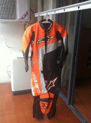 超值！！广州增城新塘1700出售alpinestars连体皮衣有两色可选！