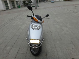 广西玉林代朋友出售 05款五羊本田喜悦100小公主踏板车  价格：3280~接小刀~