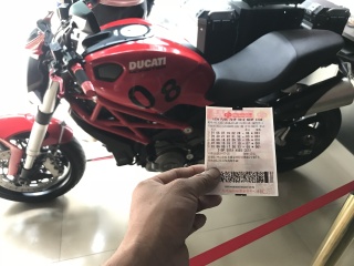 出11年杜卡迪696带ABS。。。。098年川崎6R