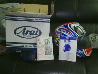 代友岀售ARAI大眼头盔.M码..九成九九九新..新买返来带过一次.