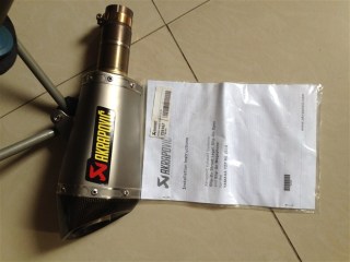 广西贺州市代友出售9.9新蝎子排气管一条，07款YAMAHA-R6原装刹车管和一些装饰件