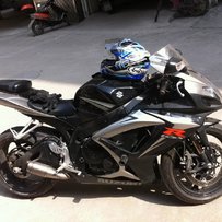 清远出售K750专用钛金排气和一个Arai头盔