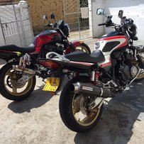 出两台极品CB400，07年CB竭石一手车，价格是28888改升高脚踏，换进口大飞，前后叉...