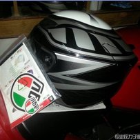 惠州博罗县园洲镇出售CBR954,31000元。AGV新款K4系列1500元！