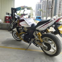 本人出售一台06年改装CB1300;;卖车原因系没钱过年(讲笑的),系想换玩跑车.