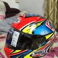 出shoei X12头盔。