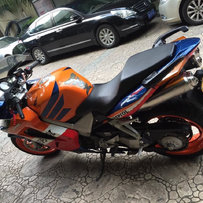 代友出：05年本田：VFR800