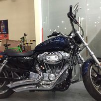 代友出售14年大贸哈雷883L行驶2400公里，己改装VH爆力排气加装防滚架，车可以过户。