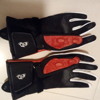 处理套龙骑士分体皮衣，加双大G靴子4000求秒。