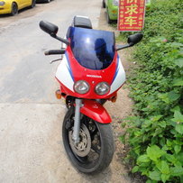 代车友出售，CBR22期一台，冷热一下着，刚做的油漆.价格一万，可接小刀一把，大刀免