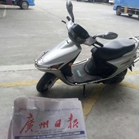 代友出台靓女装车