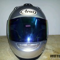 江门周边3400出售1个纯黑色，1个纯银色arai头盔