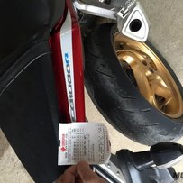 本田大黄蜂CB1000R。