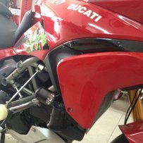 10年杜卡迪1200S，买回后只跑3千英里加装防摔架和雾灯。送原厂边箱，有擦损，不带锁。