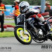 发胖了，出套新净的连体皮衣。