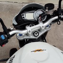 出售12年 Triumph 白色青蛙王子 Street Triple 675R版