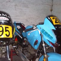 佛山出售全新NITEK头盔和两台今年五月份刚跑完全国赛的本田CBZ150