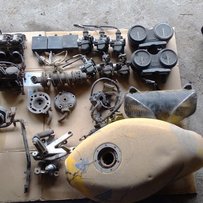 广州卖些配件，夜莺发动机，化油器，点火器，猫眼配件等！