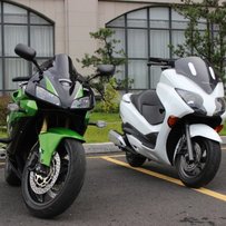 广东揭阳出售靓车2部！06年cbr600骚绿色版花，08年变款白色佛沙250.欢迎实地看车。